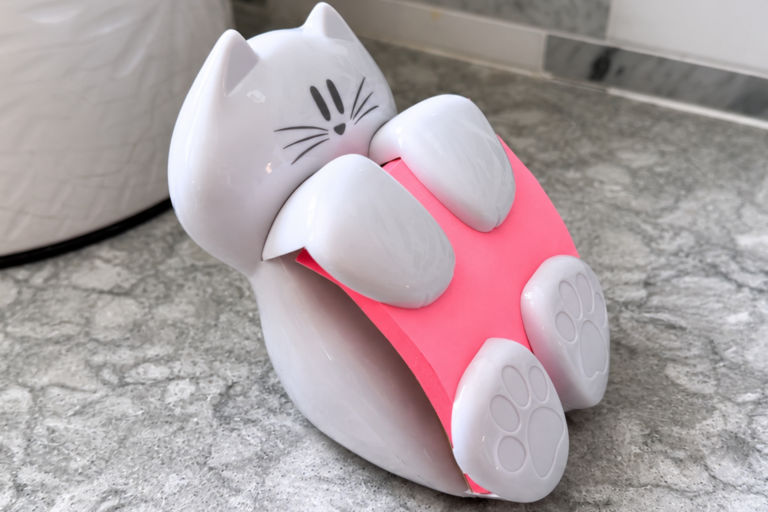 Post-it note cat themed dispenser with pink pad